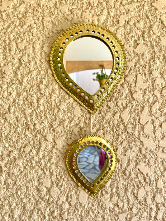 Deux miroirs goutte en laiton doré, grand et petit modèle