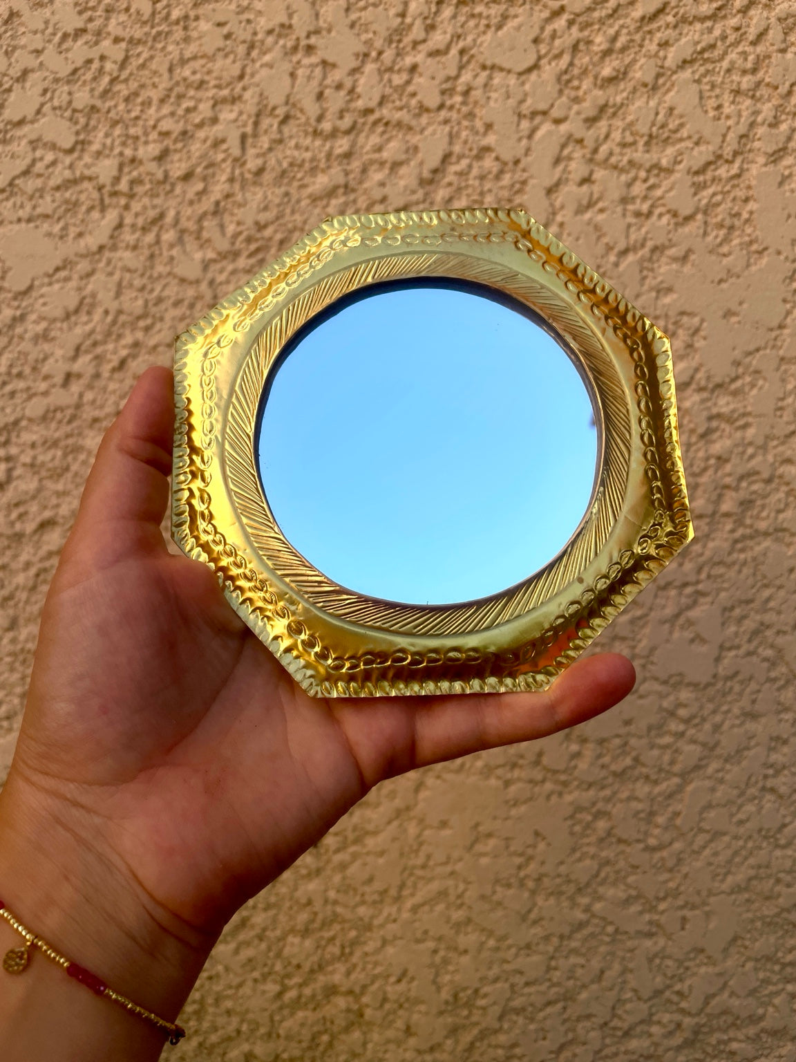 Miroir octogonal en laiton doré ciselé