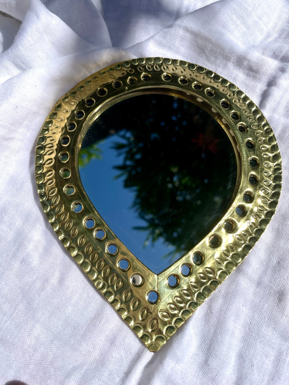 Miroir goutte en laiton doré ciselé