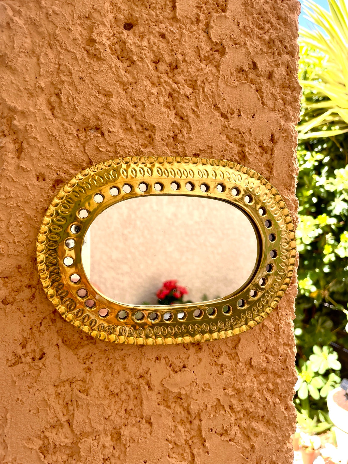 Miroir octogonal en laiton doré ciselé