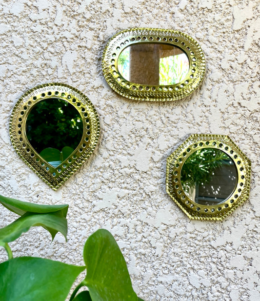 Miroir ovale en laiton doré ciselé