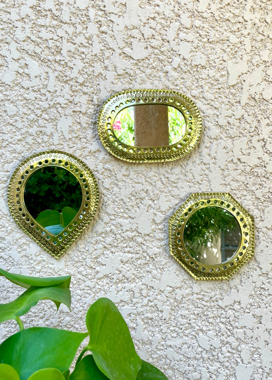Trio de miroirs en laiton doré formes goutte ovale et octogonale