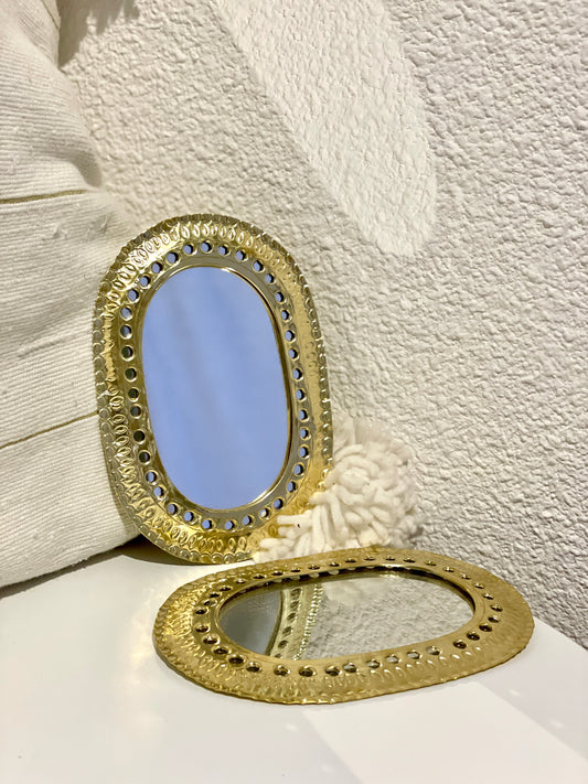 Miroir ovale mural en métal doré