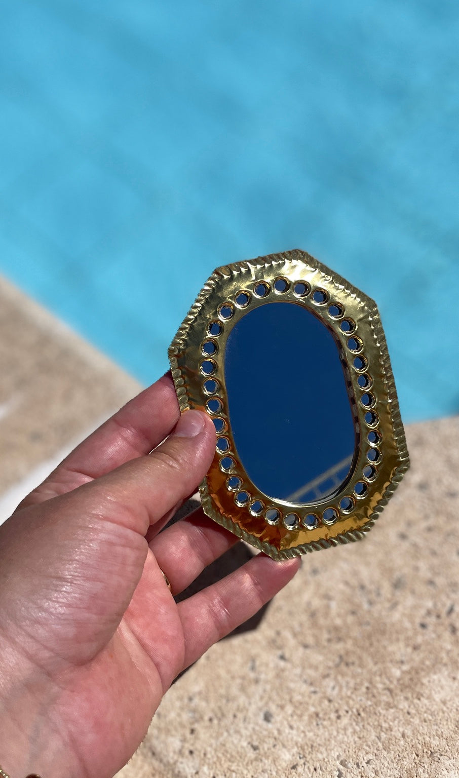Détail d'un miroir octogonal en laiton doré