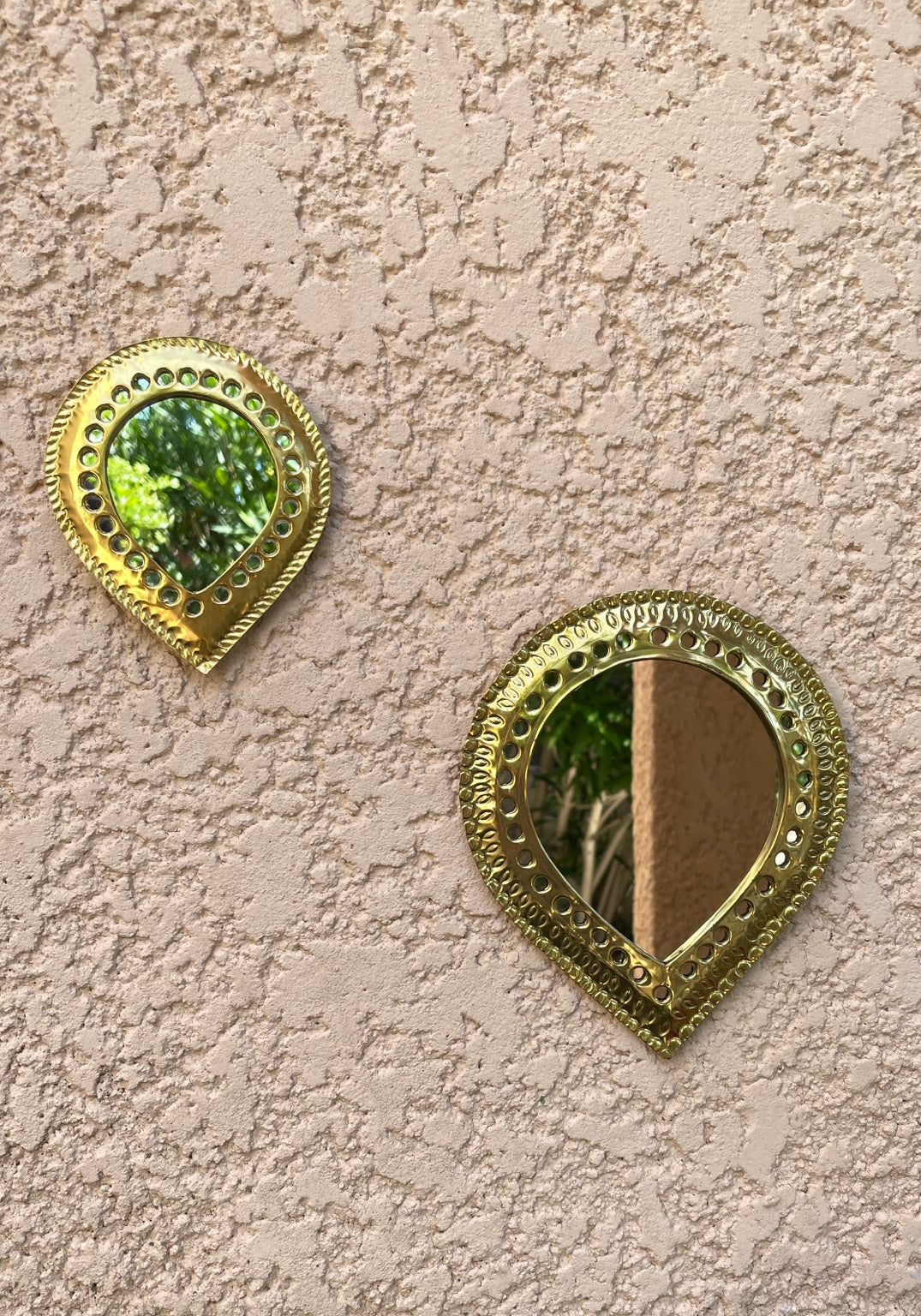 Lot de deux miroirs goutte en laiton doré, 17 cm et 11 cm